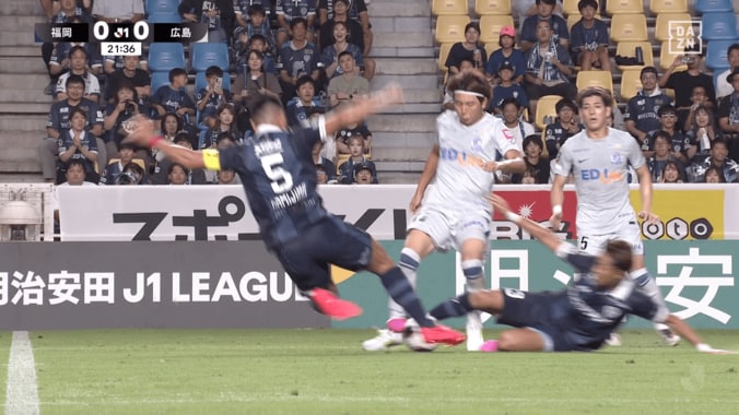 「ふざけるな！」福岡主将の“超危険タックル退場”が物議「選手を壊さないで…」「突っ込みすぎだろ」広島MFが負傷交代 2枚目