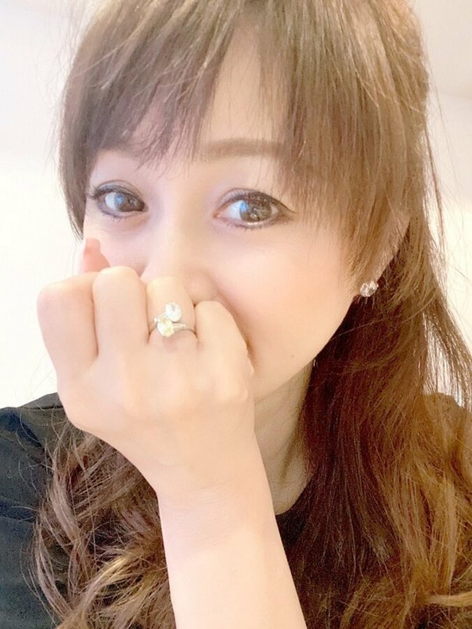 渡辺美奈代、久しぶりにつけた婚約指輪ショットを公開「素敵」「可愛い～」の声 1枚目