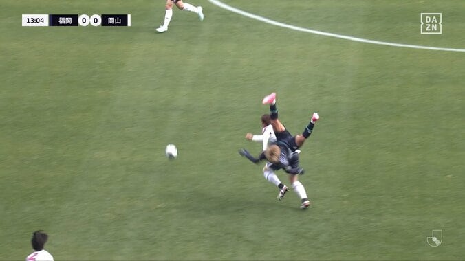 「垂直落下したんだが」福岡FW、圧巻の跳躍で190cm選手を乗り越え回転落下「頭から落ちたような」後頭部強打にファン悲鳴 4枚目