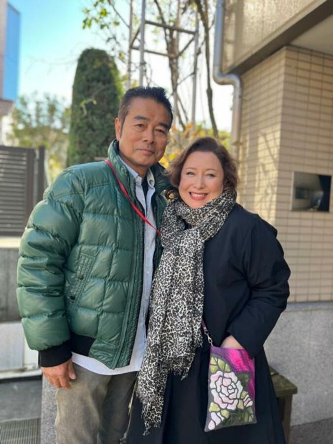  キャシー中島、夫・勝野洋と亡き長女の墓参りへ「ガーベラの花を飾ってみました」  1枚目