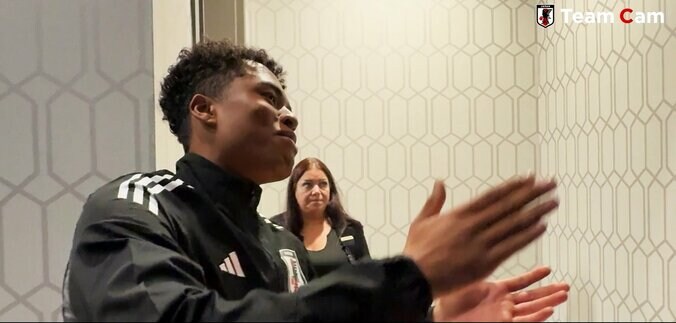 「歌が上手い！」日本代表FWの“サプライズ誕生日お祝い”が話題「盛り上げ方が上手」「憩いの場って大事」パリ五輪世代にファンほっこり 5枚目