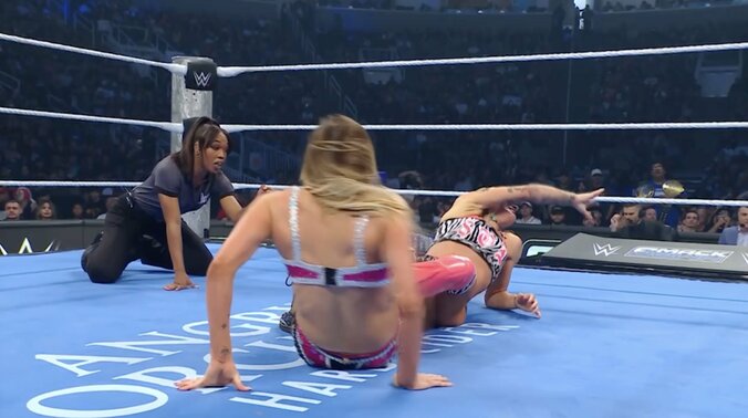 ロープは遠く…絶対王者シャーロットの餌食に