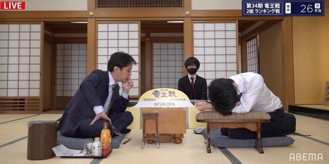 眠いの？考えてるの？藤井聡太王位・棋聖の「ぐでポーズ」にファンが注目 将棋界には有名な前例も 1枚目