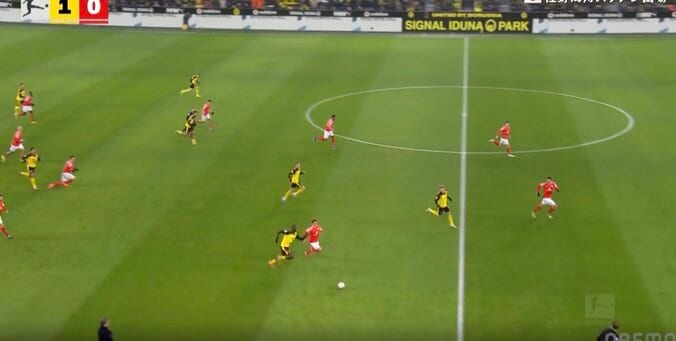 「どんだけ止めるん？」佐野海舟のタックルで“異変”「強いな」「ドン引きやん」“ブンデスの怪物”を封殺…衝撃の加速力でカウンター阻止 2枚目