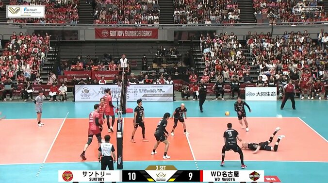 男子バレーで「なにそれ！？」身長218センチの“スタンディング”ワンハンドブロックにアリーナどよめく「チート感がすごいww」「理不尽ww」 5枚目