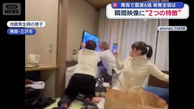 二人がかりでテレビを支え、おろす様子