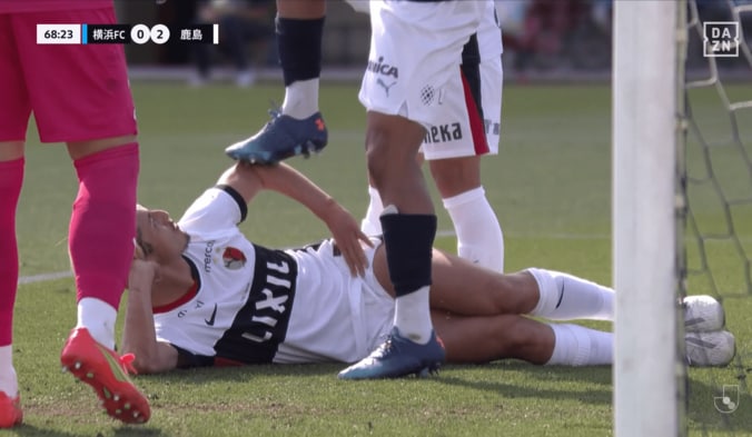衝撃！「退場だろ！」鈴木優磨が挑発パフォ→敵DFが踏みつけでSNS騒然「煽りすぎ」「スパイクで踏むのは酷い」「今季で一番醜いスロー映像」「喧嘩両成敗」 4枚目