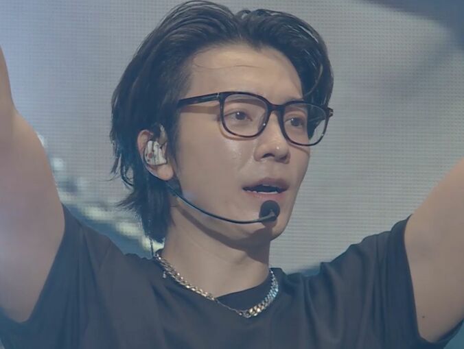 【写真・画像】「攻めた衣装」ウエスト＆美脚大胆披露のBIBI、妖艶パフォーマンスに会場沸き立つ！息切れに「キムチチゲ食べ過ぎました」可愛くアピール　1枚目