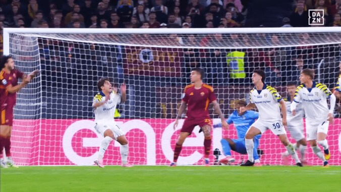 接触して後ろに倒れてしまう鈴木彩艶