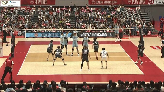 男子バレーで魔球サーブ 揺れて「落ちない？」相手選手が床をバシバシ叩いて悔しがる 2枚目