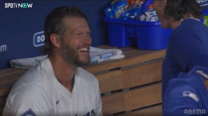 カーショーは「18年間ドジャースに全てを捧げてきた」 指揮官と笑顔で抱擁…粋な2ショット添え米記者が称賛 4枚目