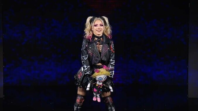 “ゴスロリ×ツインテ”ビジュが目を引くアレクサ