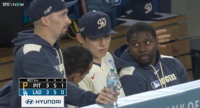 【写真・画像】一体、何が起きた？ 佐々木朗希、想定外のハプニング「うわ…」「ヤバいな」 球審が悶絶… 剛速球がモロ直撃「めっちゃ激痛だろ」　1枚目