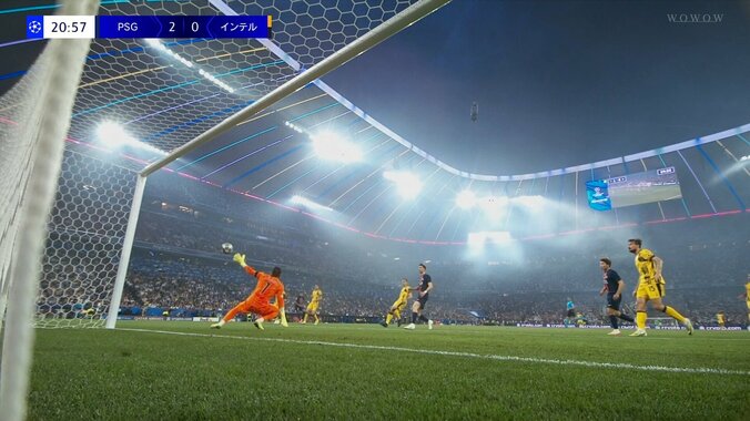 何が起きた？「インテルの心を折るきっかけを作った」アクロバティック過ぎるライン上の“1mmクリア”が話題「歴史を変えた瞬間だったかも」 3枚目