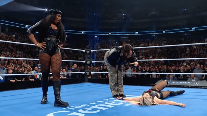 ラッシュ・レジェンド（写真左）とナイア・ジャックス（同中央）が介入