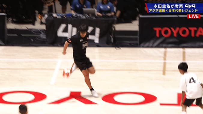 【写真・画像】本田圭佑の“黄金の左”に会場騒然！“圧巻ダイレクトループ”が「うめえｗ」「綺麗に決まったな」レジェンドマッチで圧巻弾　1枚目