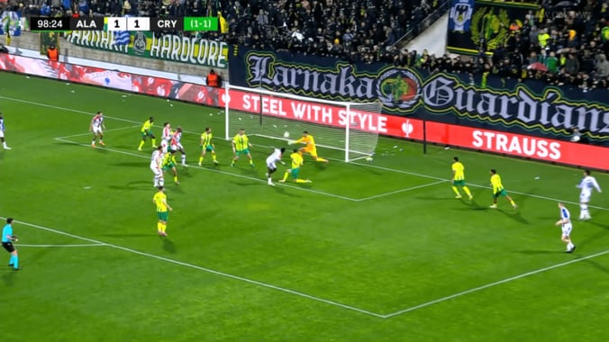 鎌田のパスがサールが合わせて決勝点