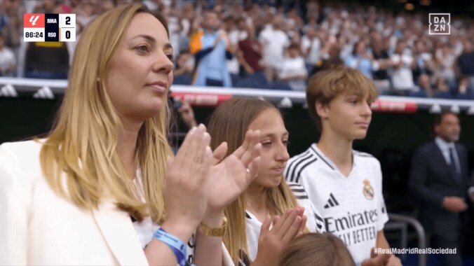 英雄モドリッチの目に涙…久保建英ら両チーム選手が花道→家族や盟友クロースと熱い抱擁「深夜に号泣」「マドリード史上最高の10番」ベルナベウ最終戦で感動セレモニー 4枚目