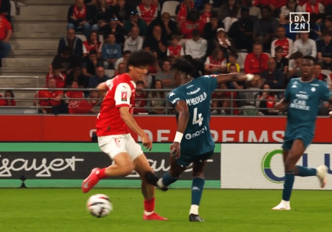 「レッドだろ！ふざけるな！」中村敬斗が“超危険な足裏タックル”被害で悶絶…「膝を蹴るな」「なんてことを…」スタジアム騒然＆ファン激怒の瞬間 3枚目