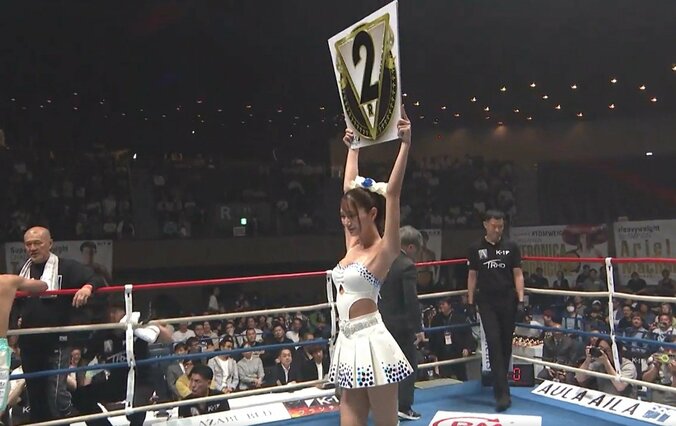 「何このキレイな人」「一人だけ衣装が違う」ひと際目を引くラウンドガールにざわつき “9等身”映える華麗な技も披露 2枚目