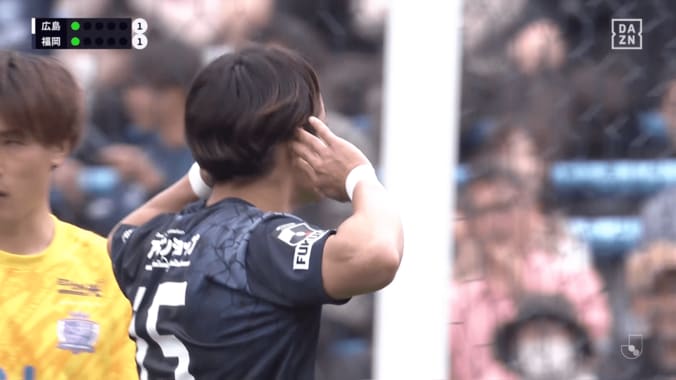 「いい根性しとる笑」Jリーグの“煽り合いPK”に大ブーイング！福岡DFが“耳当て挑発”→広島FWも仁王立ちで対抗「これくらいのプロレスは必要」 5枚目