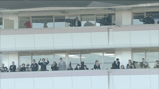 手を振る長澤まさみ