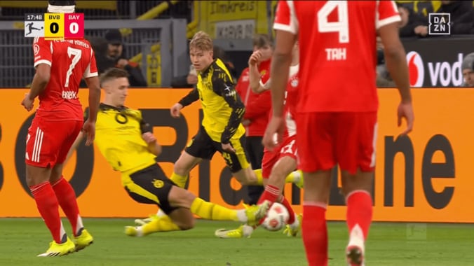 「Jリーグなら退場かも…」超危険な“足裏タックル”で足首ぐにゃり…ドイツ伝統の一戦で物議ジャッジ「危なすぎる」「これでイエロー？」 3枚目