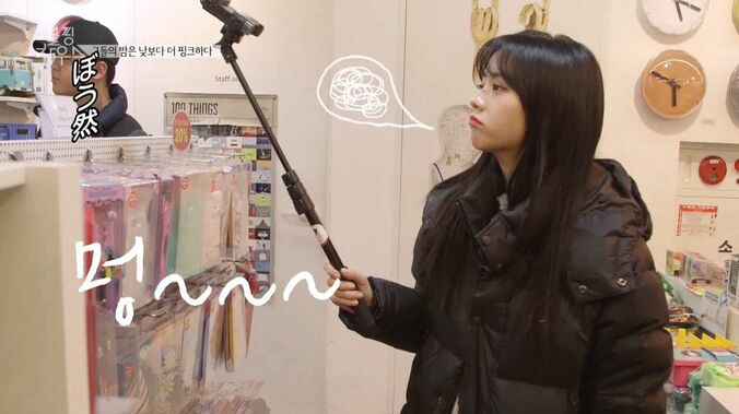 夜食にチキン！ BLACKPINKがパジャマ姿でモグモグ…4人同居で見えてきたメンバーたちのオフの姿 16枚目