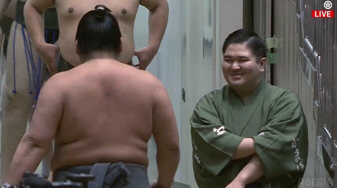 大相撲十四日目、午前の取組から花道奥で“心和む”ほっこりシーンが発生 微笑ましい関係性に「めっちゃ笑顔」「よかったね」 4枚目