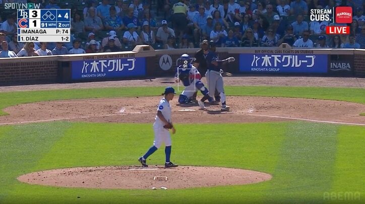 【写真・画像】まさにお手上げ！ 今永昇太の“釣り球”を打者マン振り→バットに“かするっただけの”三振で愕然 立ち尽くしイラつく姿も　1枚目