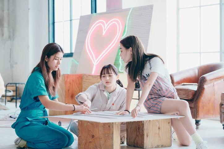 年上美女モデル・なながモテすぎる！まさかのひびきからも恋の矢印が！？他の女子はソワソワ…『オオカミちゃんとオオカミくん』第2話