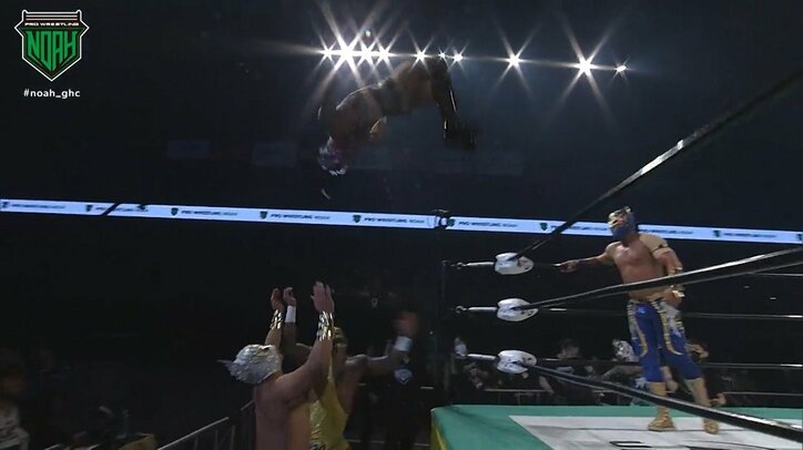 「やばい、ヤバイ…」女性タレントが思わず“ドン引き” 実況席、放送機材を空中殺法で次々破壊の非常事態！ 選手が失神退場の衝撃を超える“ド迫力”の連続に場内どよめき