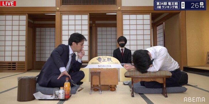 眠いの？考えてるの？藤井聡太王位・棋聖の「ぐでポーズ」にファンが注目 将棋界には有名な前例も