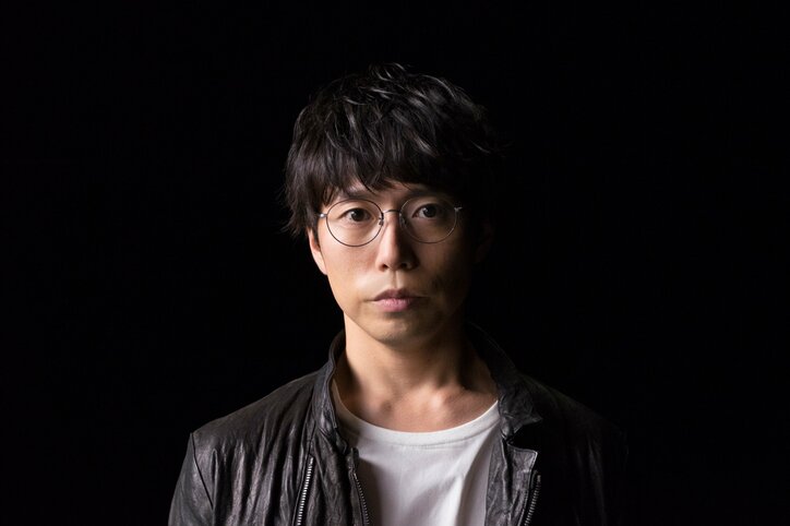 高橋優、野性爆弾・くっきーが描き下ろしのニューシングル 「ルポルタージュ」ジャケット写真公開