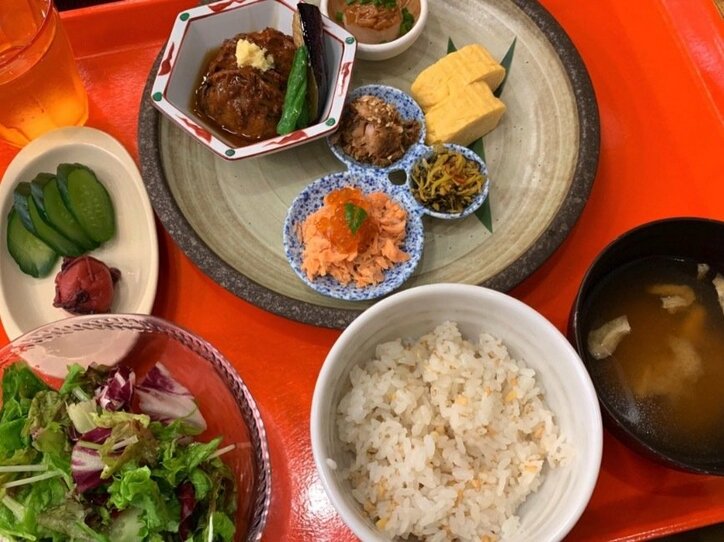 小川菜摘、吉本興業本社にある食堂のワンコインランチを紹介「毎回行くのが楽しみ」
