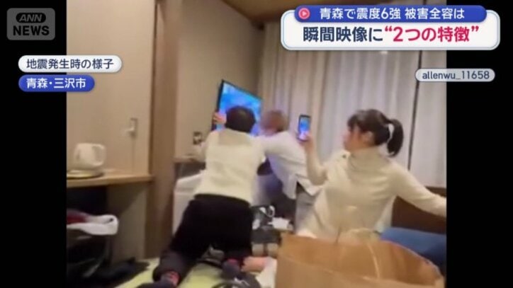 二人がかりでテレビを支え、おろす様子