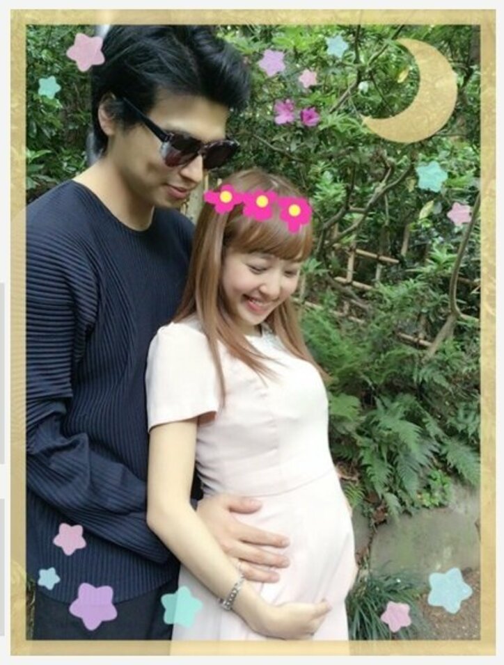 川崎希 アレク夫妻 公園でセルフマタニティーフォト撮影 話題 Abema Times