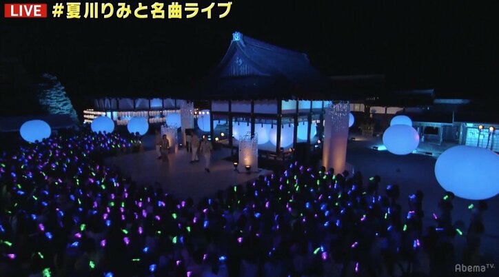 稲垣、草なぎ、香取が”世界遺産ライブ”、夏っぽい光がステージ彩る