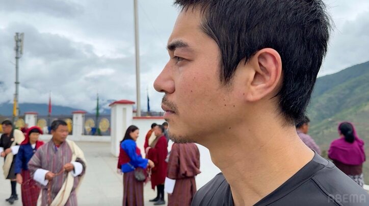 【写真・画像】東出昌大、突然のサービスカットに驚き＆絶賛の声「もち肌」「サ〜ビスサ〜ビス」　2枚目