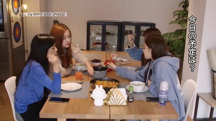 BLACKPINK、コンビニ夜食を爆買い！日本ツアーの裏でカップ麺やお菓子などを堪能