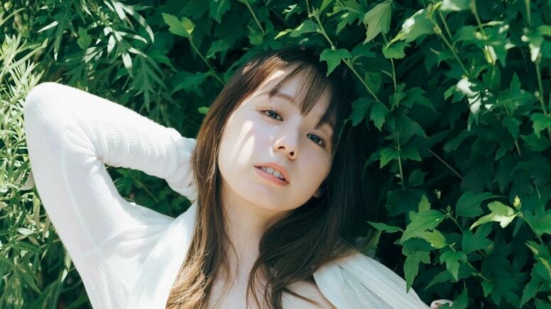 小池里奈の透明感あふれる“柔肌” 『FLASH』登場
