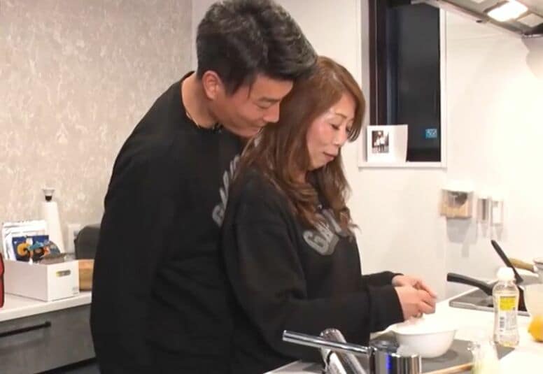 同級生の母（53）と結婚した32歳男性、料理中もイチャイチャ！“夜の事情”も明かす