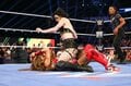 「どんな終わり方だよ」美熟女vs色白美女の因縁マッチがカオスすぎた…どつき合い→レフェリーやらかしで観客ポカン