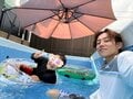 自宅が“豪邸”と話題・杉浦太陽、三男・幸空くんと掃除したばかりの自宅プールを満喫「クロールが上手くなりました」