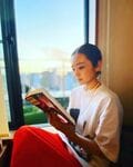 安達祐実、窓際での読書姿を公開 「絵になるなあ」「絶世の美魔女」とファン絶賛