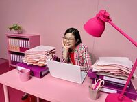 今田美桜、キュートな笑顔のオフショットに反響 「めっちゃ可愛い」「ピンクが似合う」の声