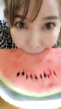上原さくら『今年初のスイカは欲張って。』