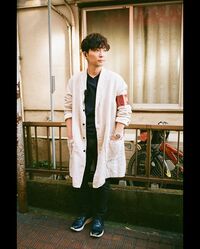 「ギャップ萌えが過ぎる…！！」星野源、『MIU404』でのオフショットを公開し話題