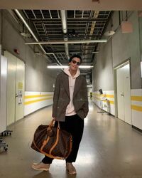 「その笑顔反則」「むりカッコよすぎ」岩田剛典の“眩しい笑顔”の全身ショットに絶賛の声