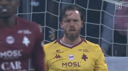 「おまえらふざけんな！」腕を振り上げて激高、ガムを噛みながら味方をにらみつける“ブチギレGK”が怖すぎる！南野拓実に華麗な“タキターン”シュートを決められイライラMAXの瞬間！